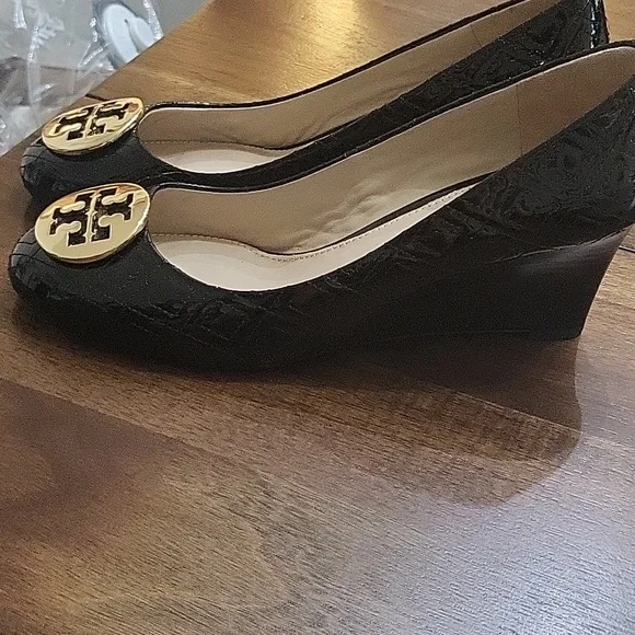 Tory Burch Black Heels with Gold Emblem Size9 - Picture 3 of 5